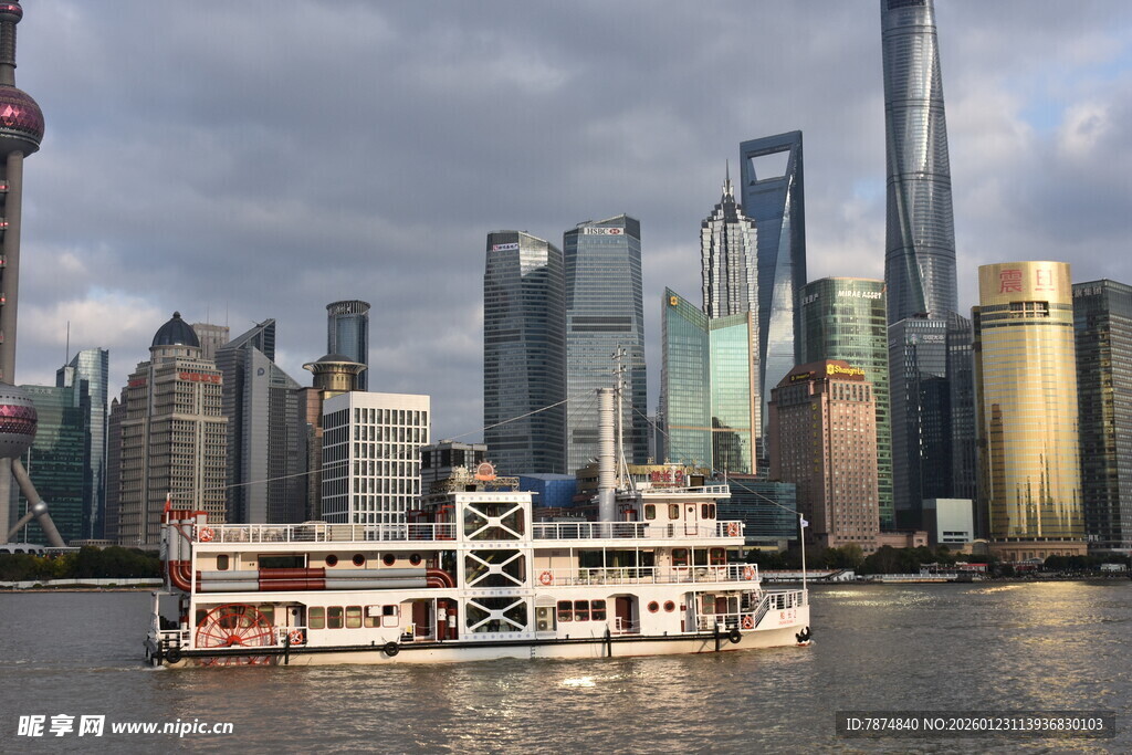 上海外滩游船与摩天大楼