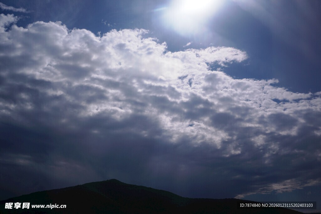 阳光穿透云层的壮丽景象