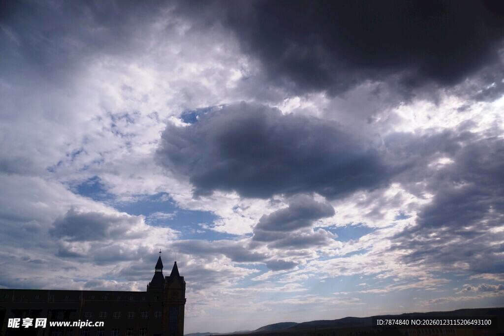 乌云笼罩下的建筑天际线