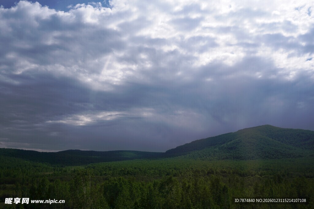 山间云景 天光穿透云层