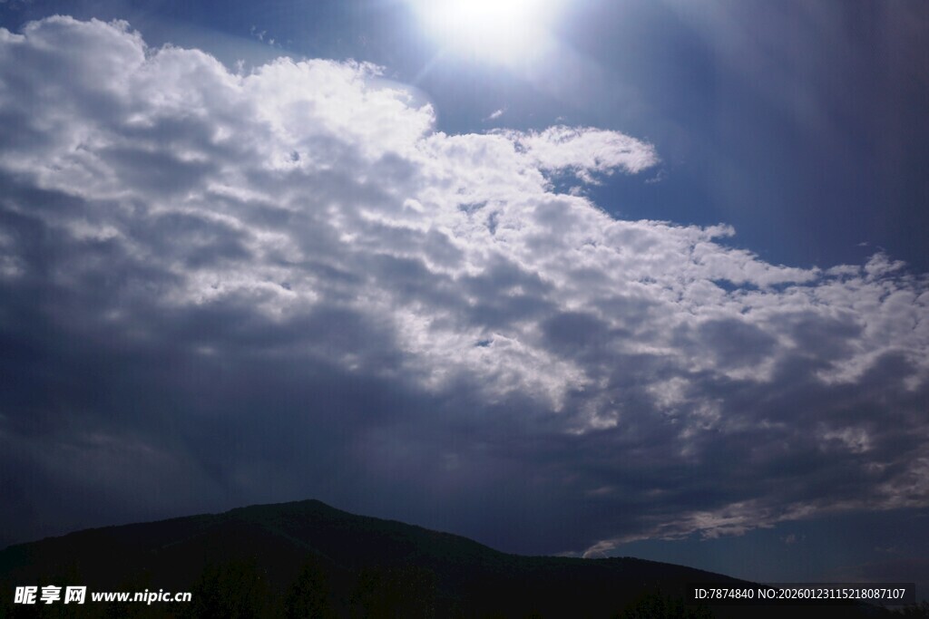 阳光穿透云层的壮丽景象