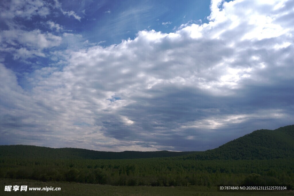 蓝天白云下的山峦美景