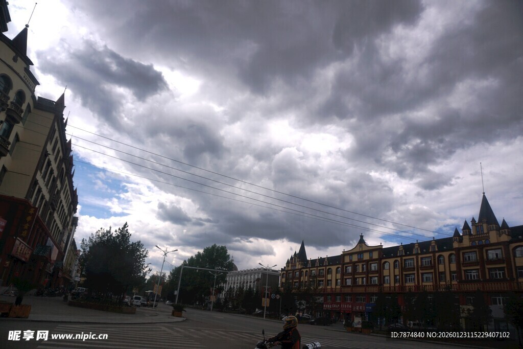 阴云下的欧式建筑街道