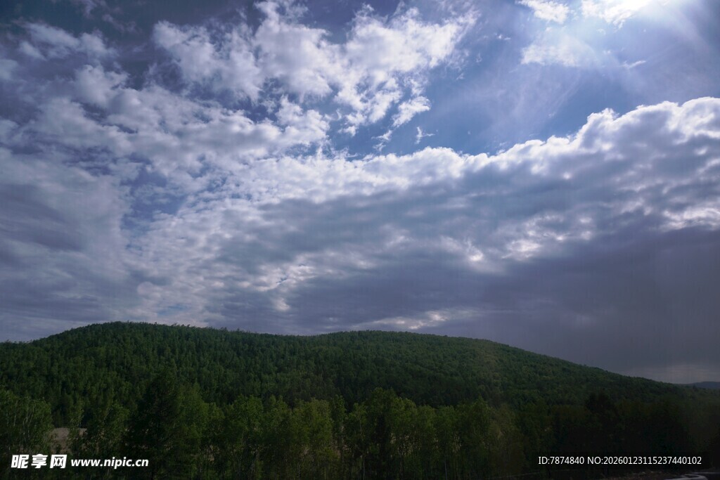山峦之上的多云天空