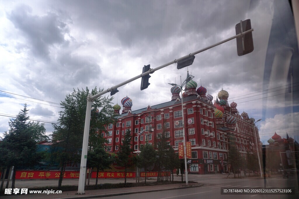 城市街景中的复古建筑