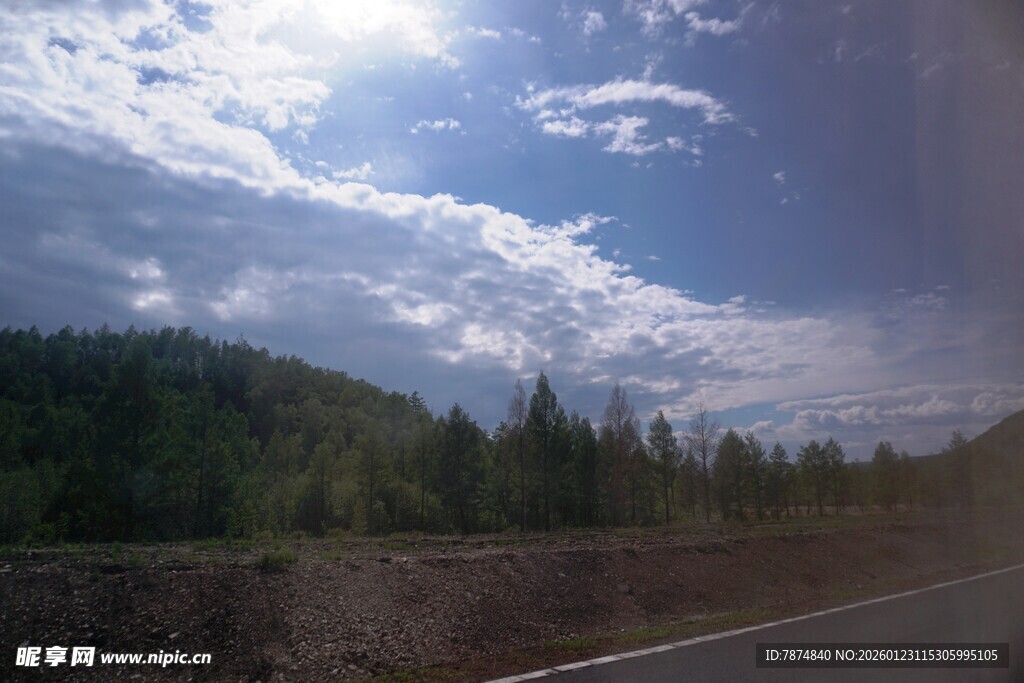 公路旁的蓝天绿树美景