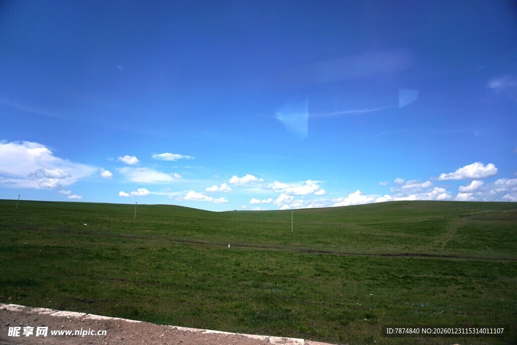 草原蓝天美景