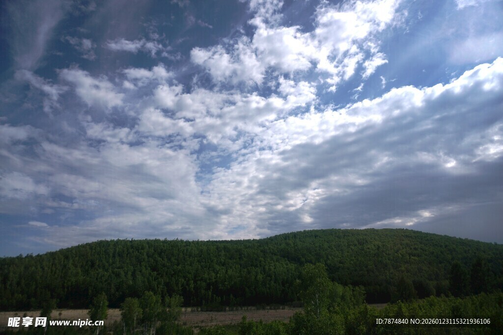 山间蓝天白云美景
