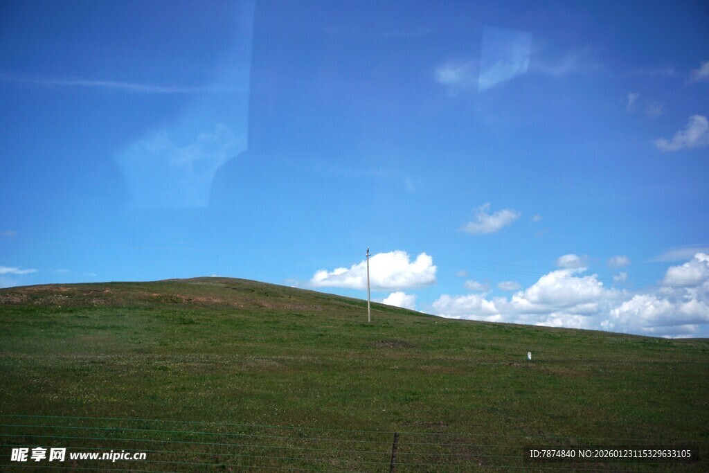 蓝天绿地的开阔风景