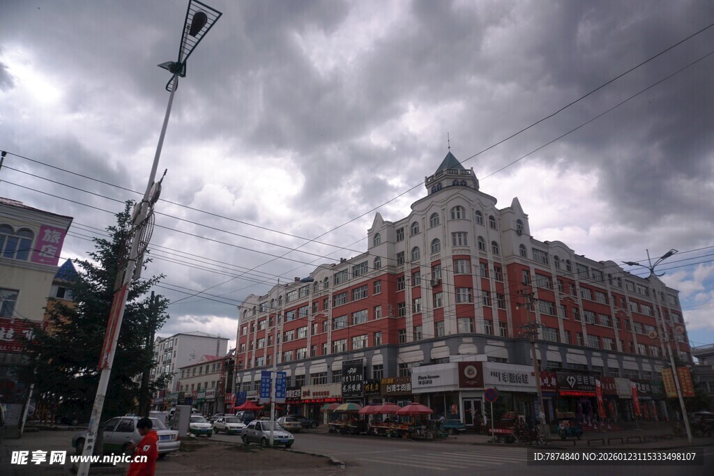 城市中古典风格建筑与乌云