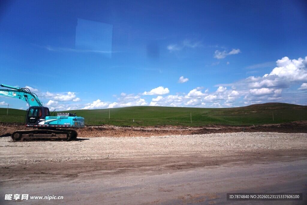 蓝天下的挖掘机作业场景