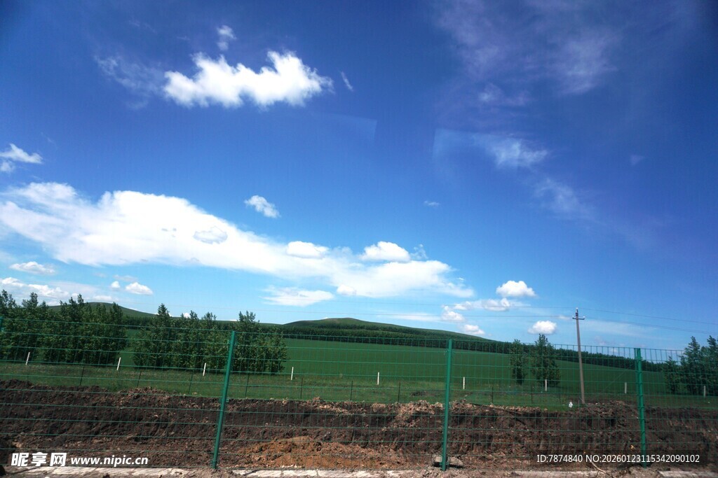 蓝天绿地间的开阔景致