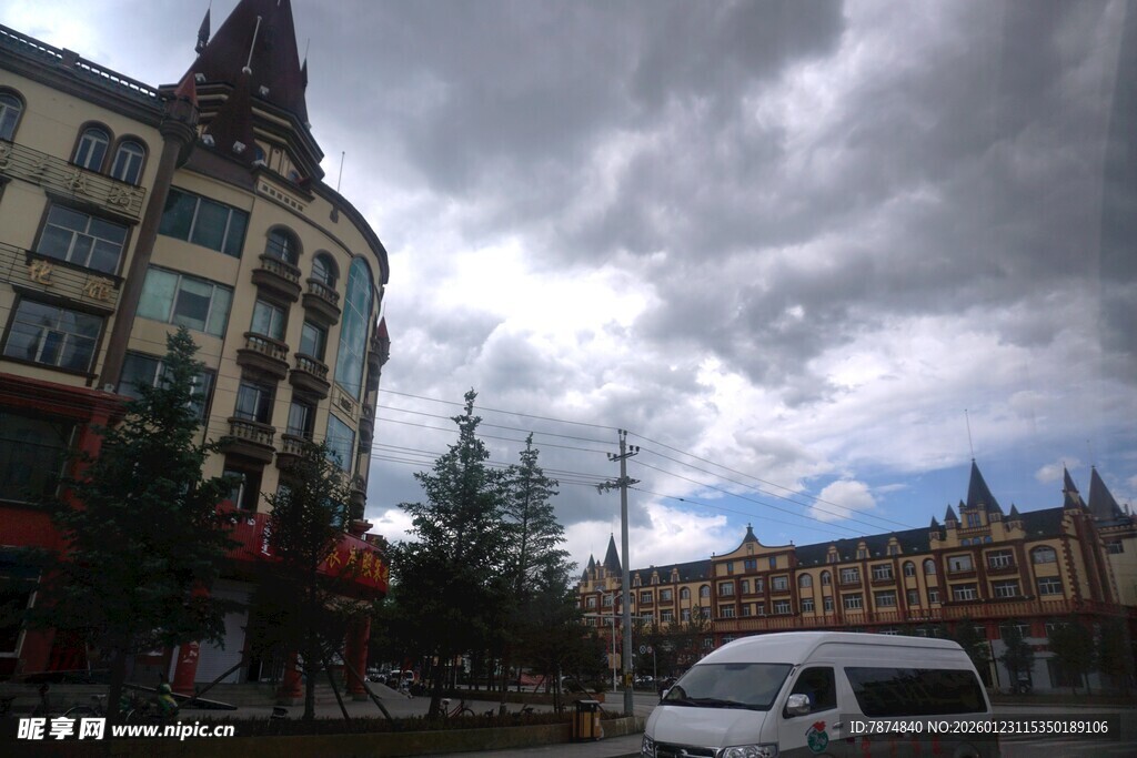 欧式风格街景与阴沉天空