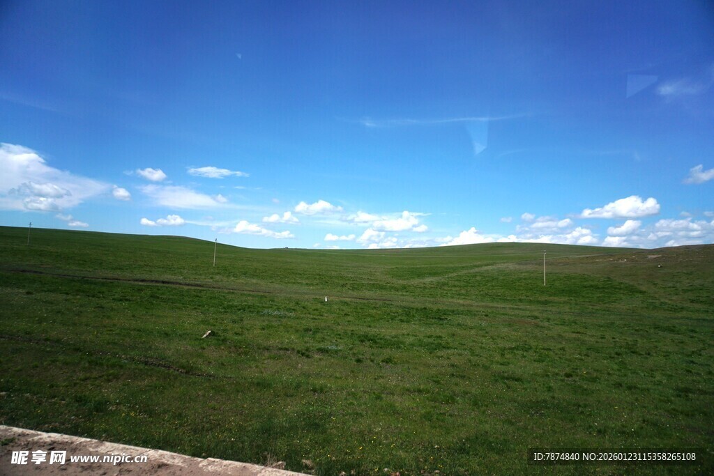 广袤草原与蓝天美景