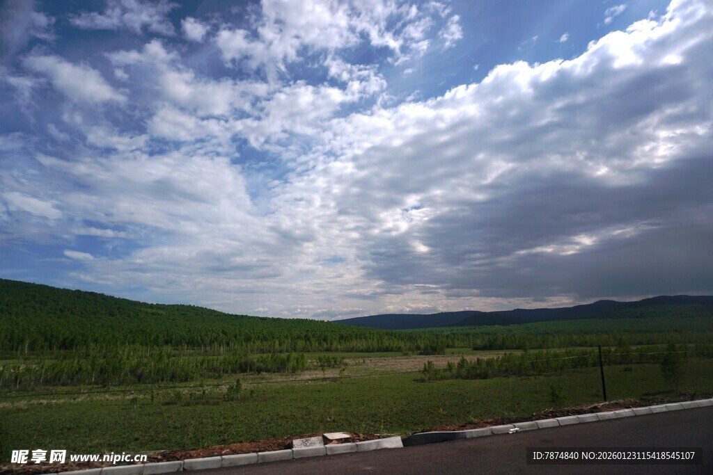 草原公路边的壮美天空