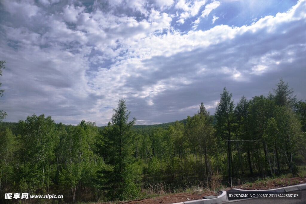 山林间的多云景致