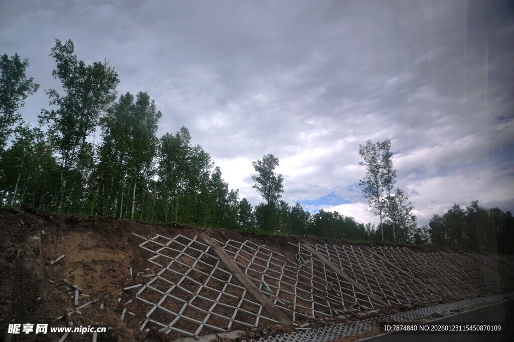 山坡防护网与周边绿树景观