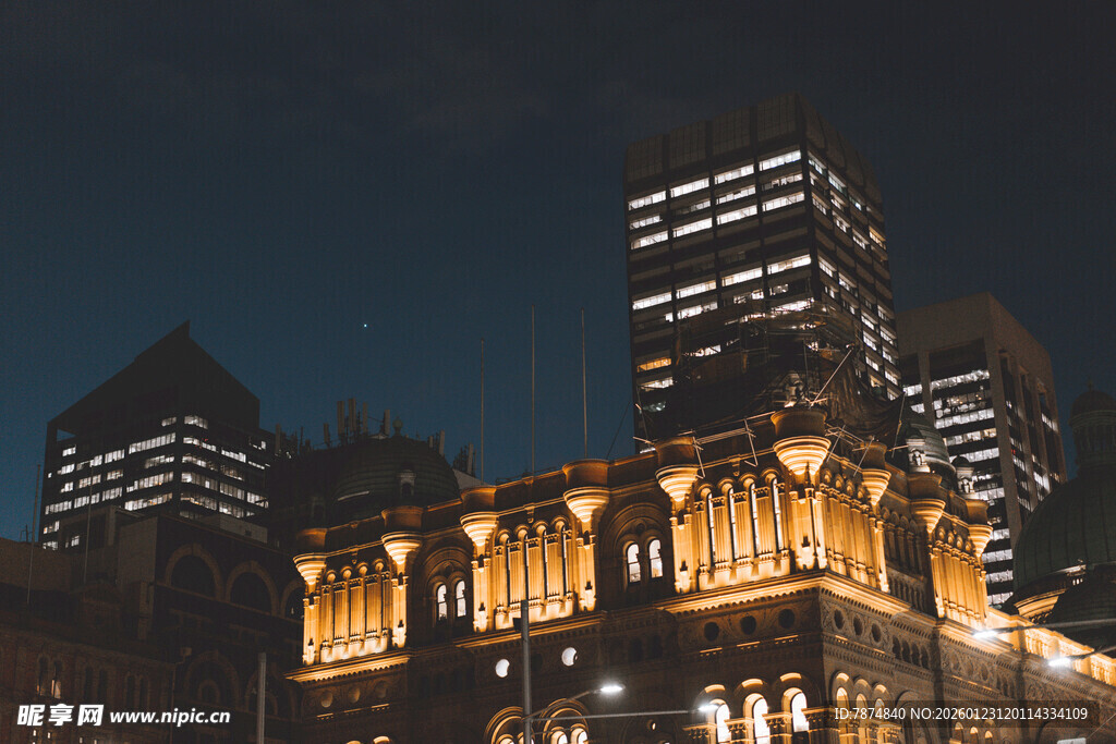 夜晚璀璨的城市古典建筑