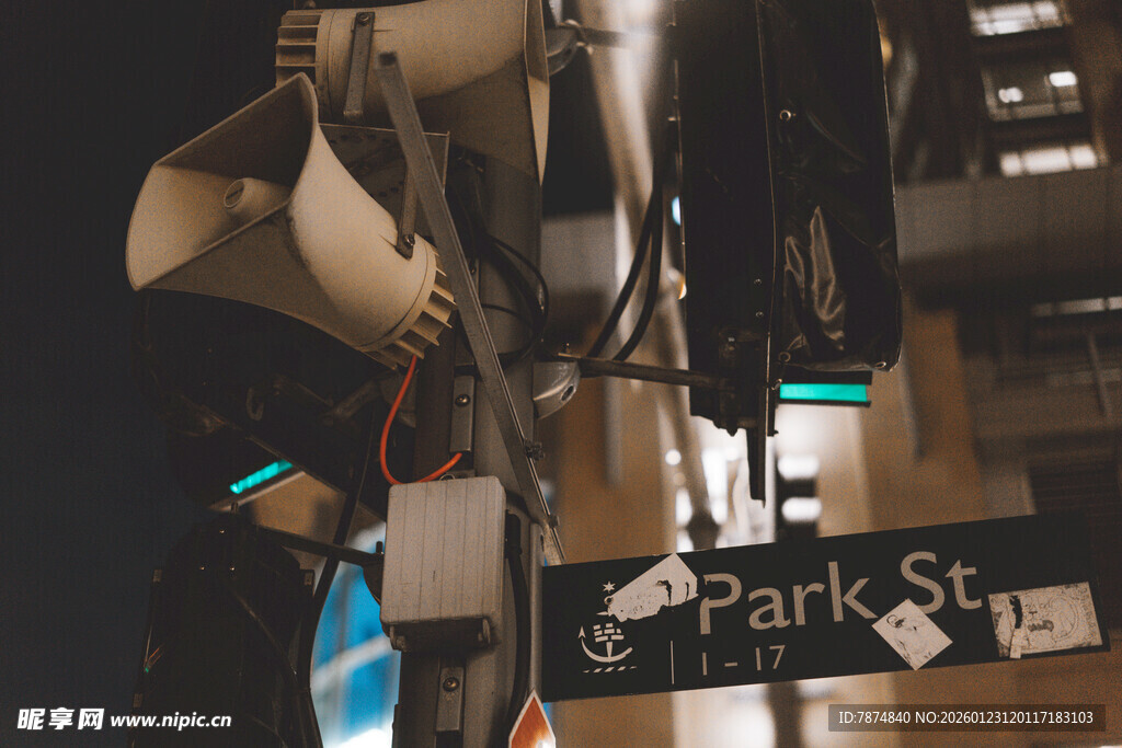 夜晚街头的停车指示牌