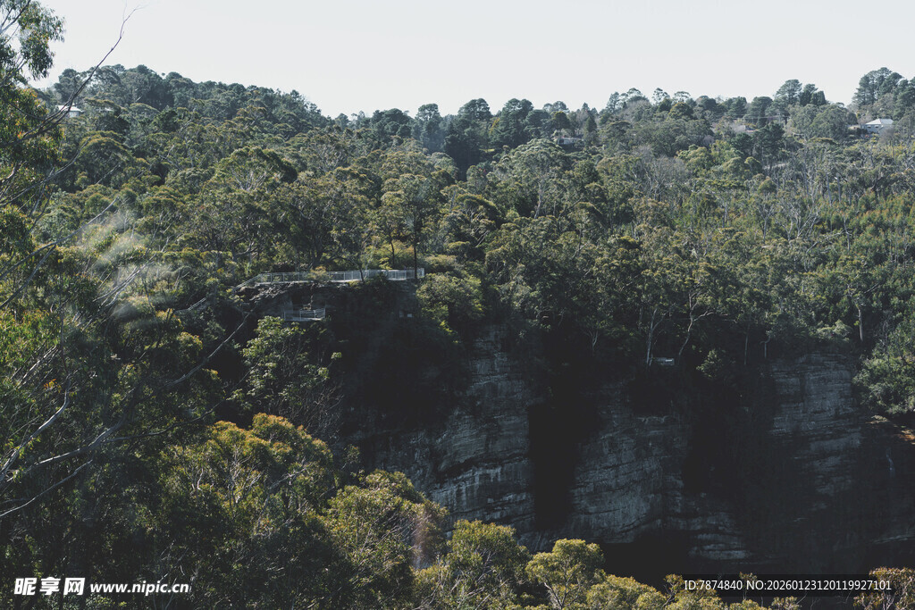 山林峭壁间的自然景致