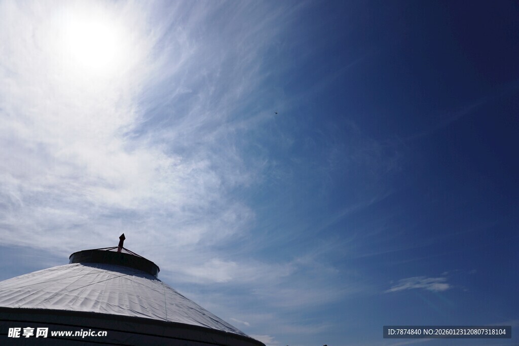 蓝天之下的独特建筑顶部