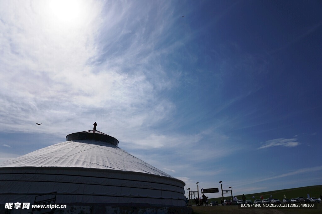 草原上的特色圆形建筑