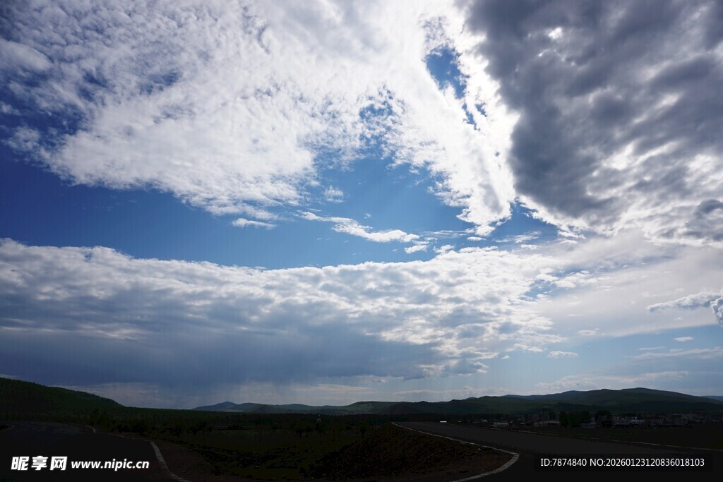 蓝天白云下的开阔景致