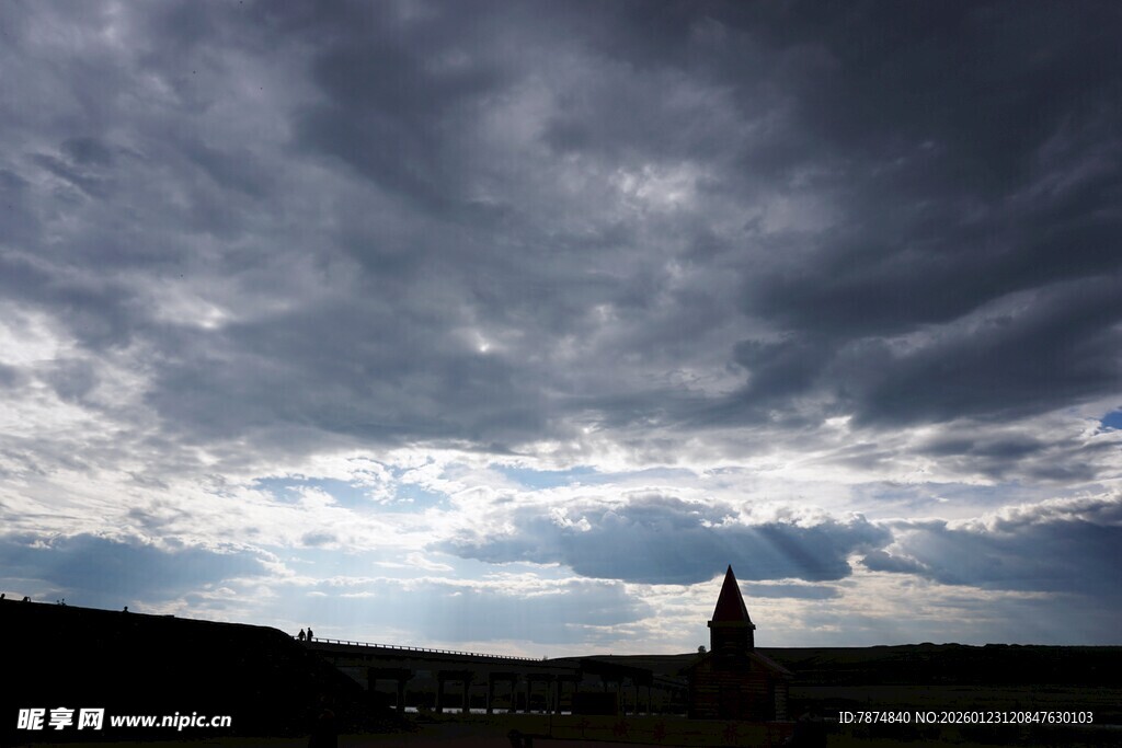 乌云笼罩下的尖顶建筑