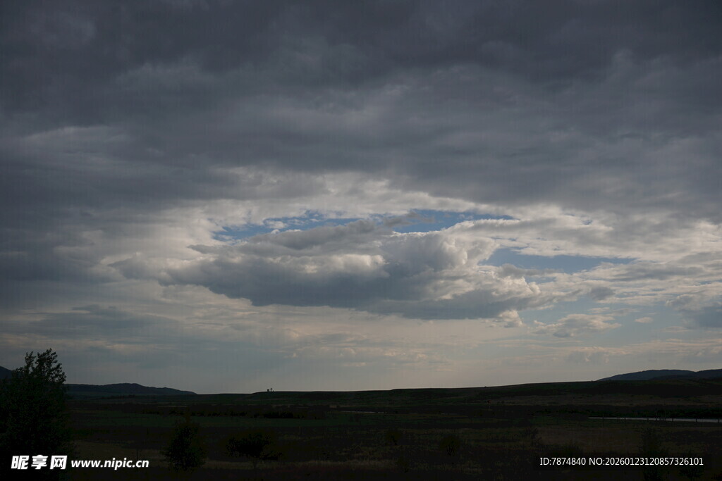乌云笼罩下的开阔原野