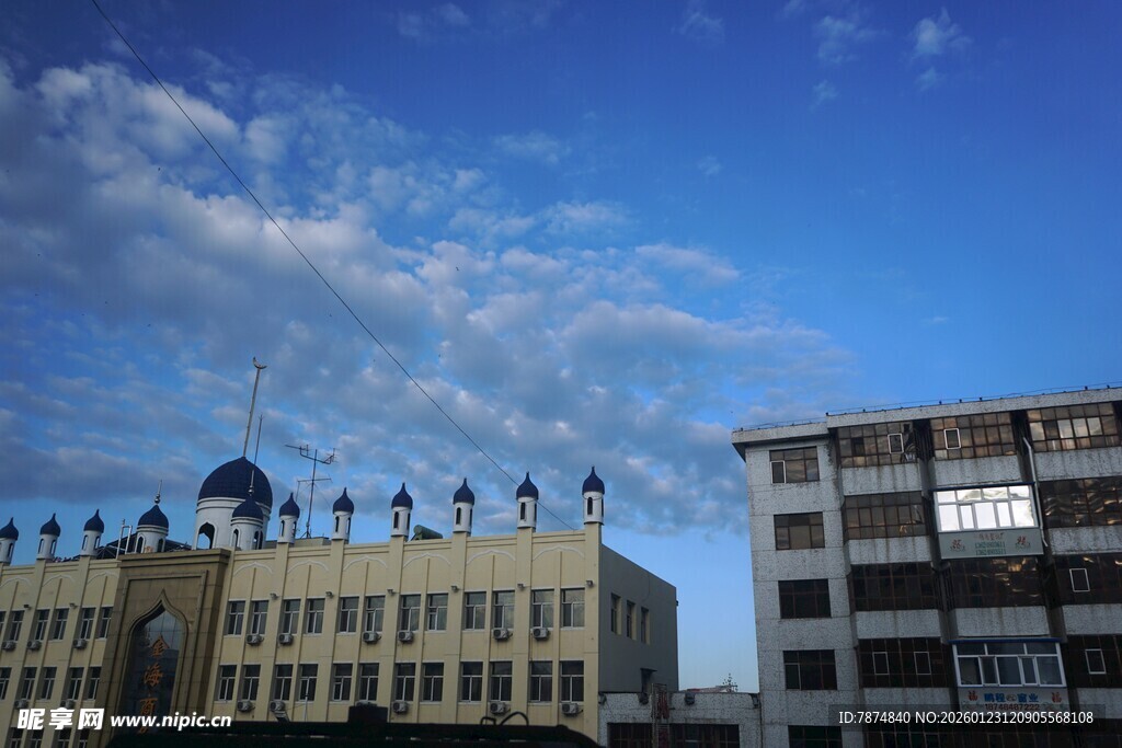 城市建筑与蓝天白云景观