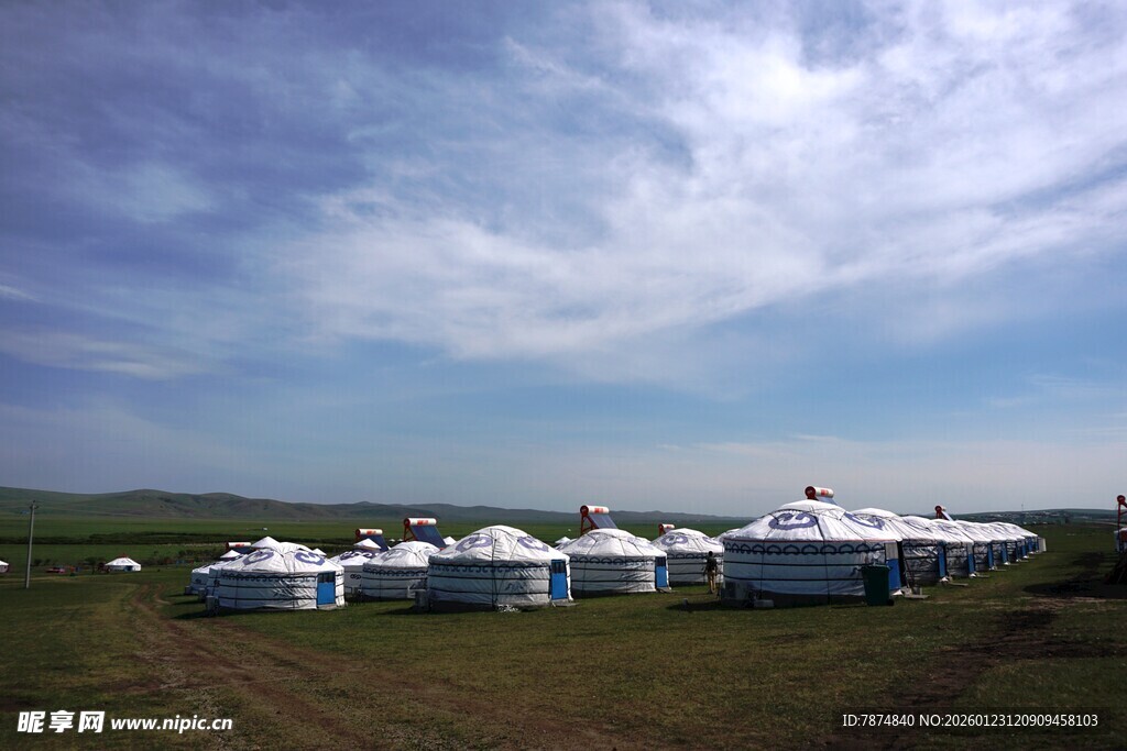 草原上的白色蒙古包群落