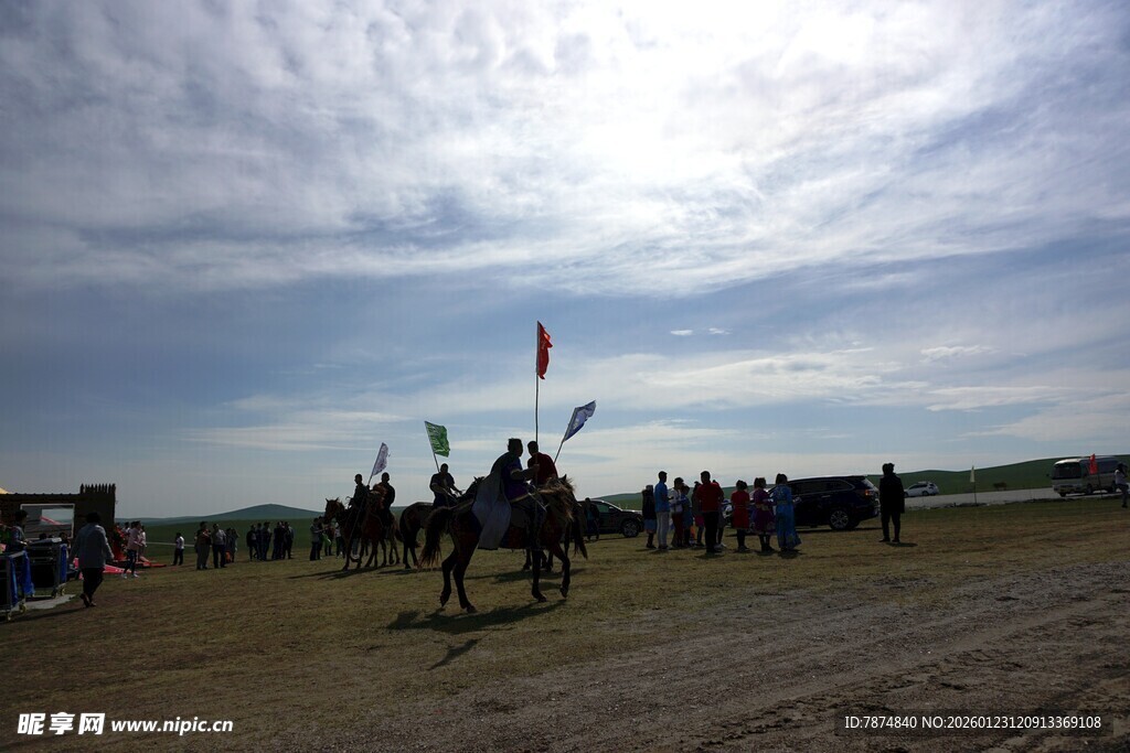 草原上的骑马活动场景