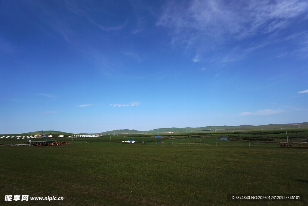 草原蓝天风光图