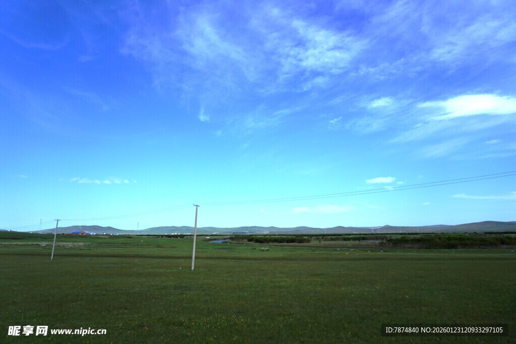 广阔草原上的蓝天白云