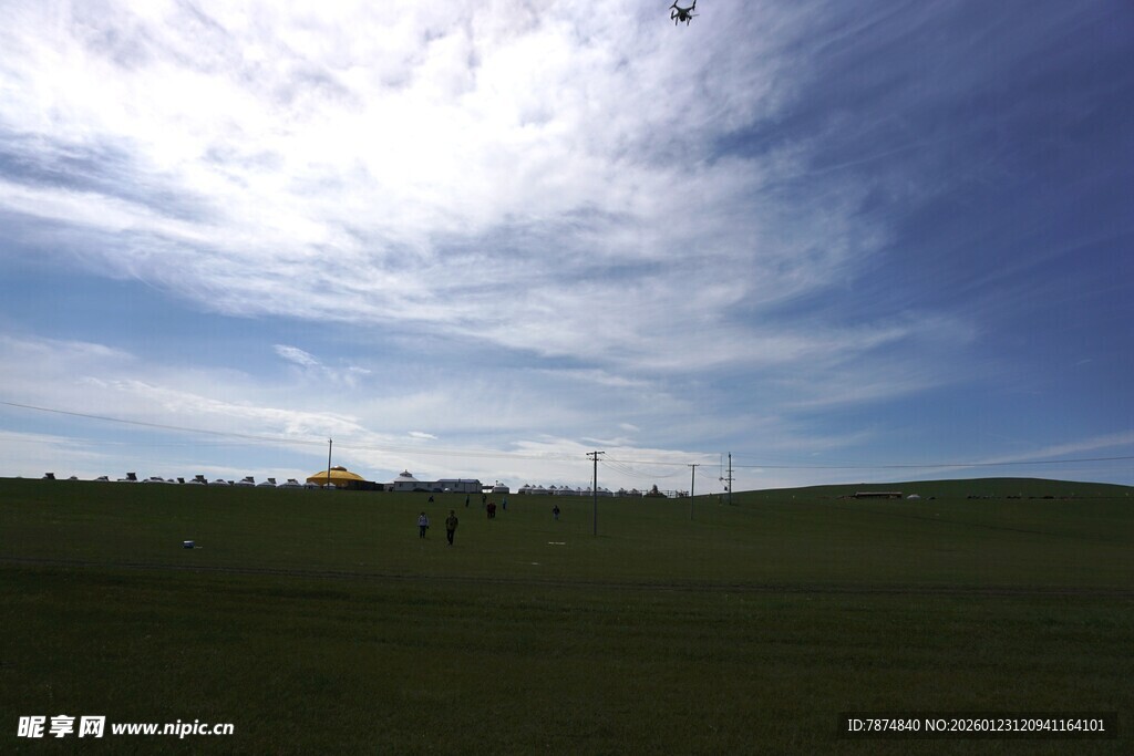 广阔草原上的蓝天白云