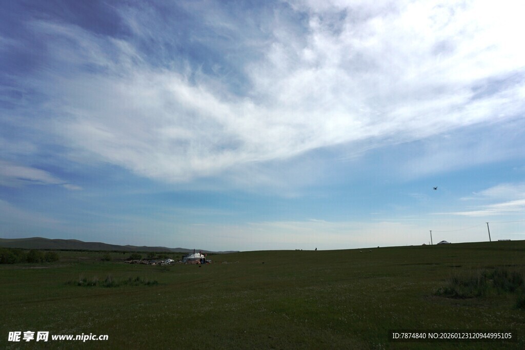 广阔草原上的蓝天白云