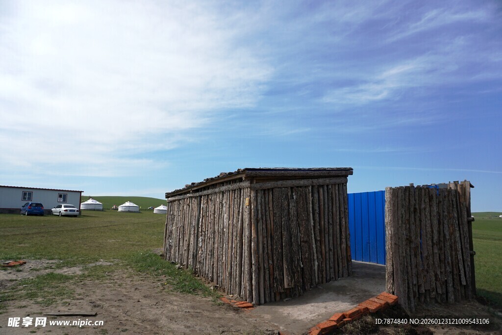 草原上的简易木质小屋