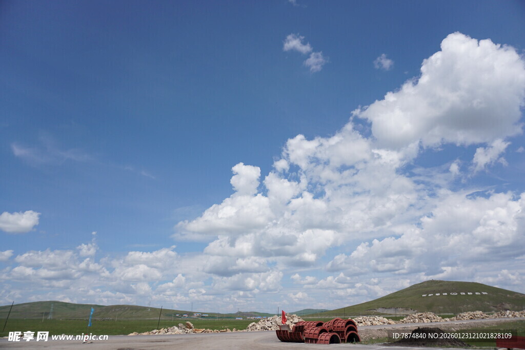 蓝天旷野中的红色车辆