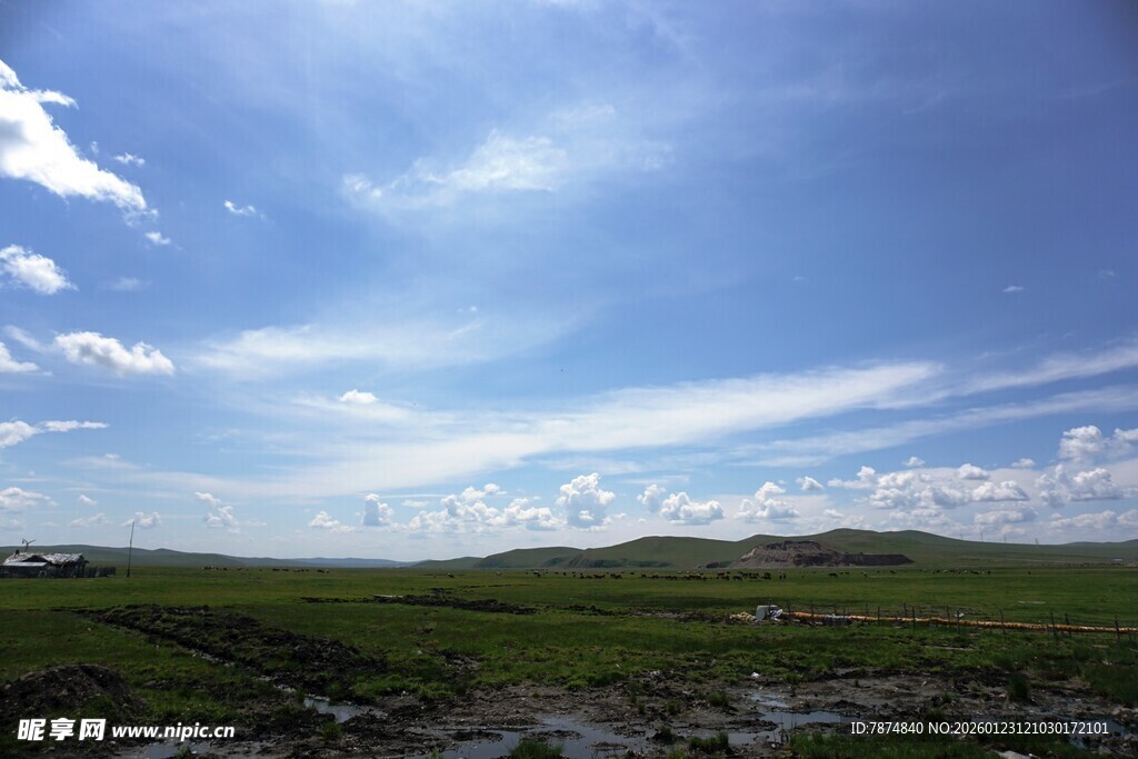 广袤草原上的蓝天白云