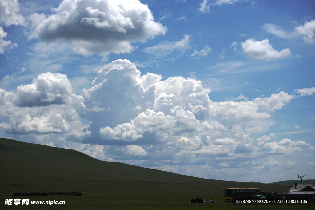 草原蓝天与蓬松云朵
