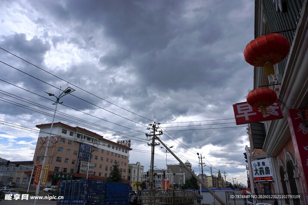 城市街道景象与中式元素