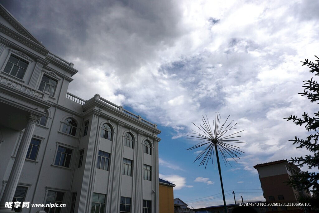 城市建筑与风车的天空景象