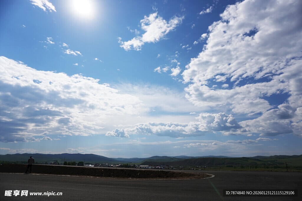 蓝天白云下的开阔风景