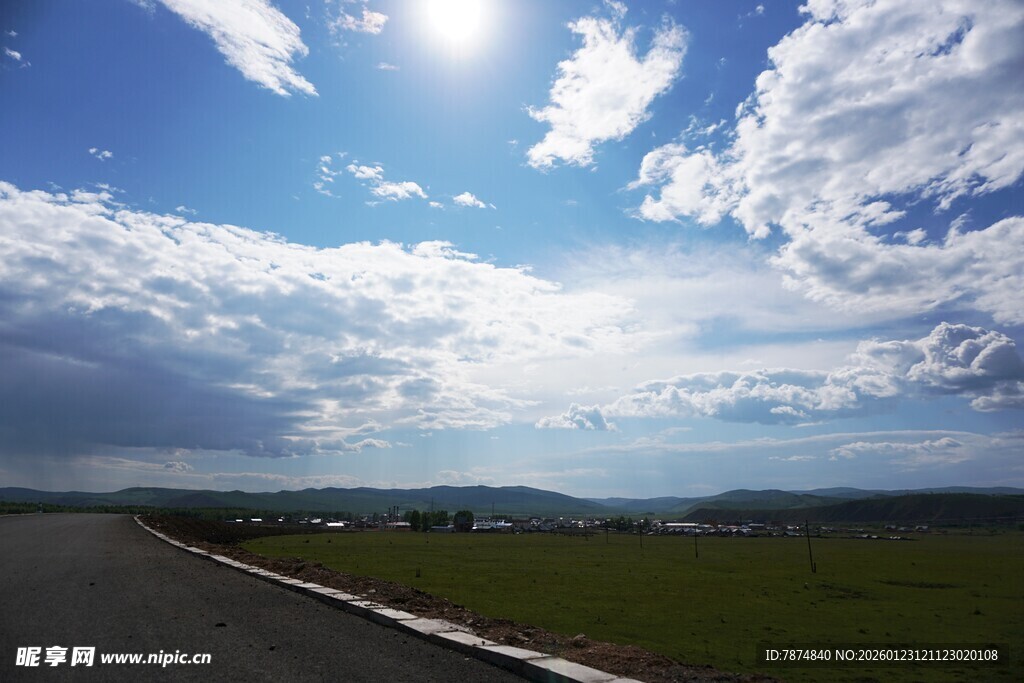公路上的晴朗天空美景