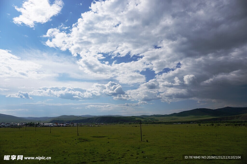 草原上的多云天空景色