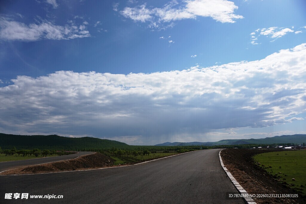 宽阔公路伸向远方