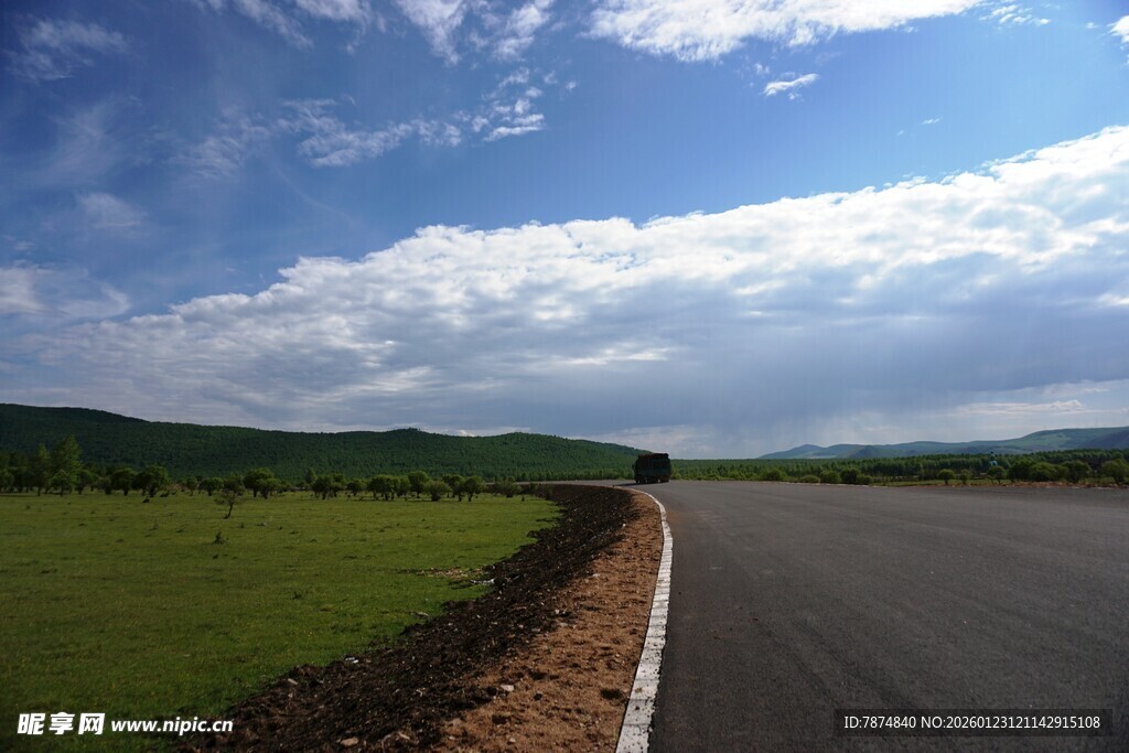 宽阔公路旁的绿野蓝天