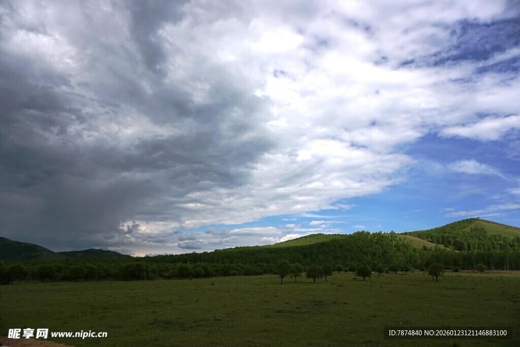 草原上的多云天空景观
