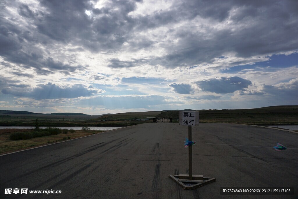 空旷道路与天空的风景
