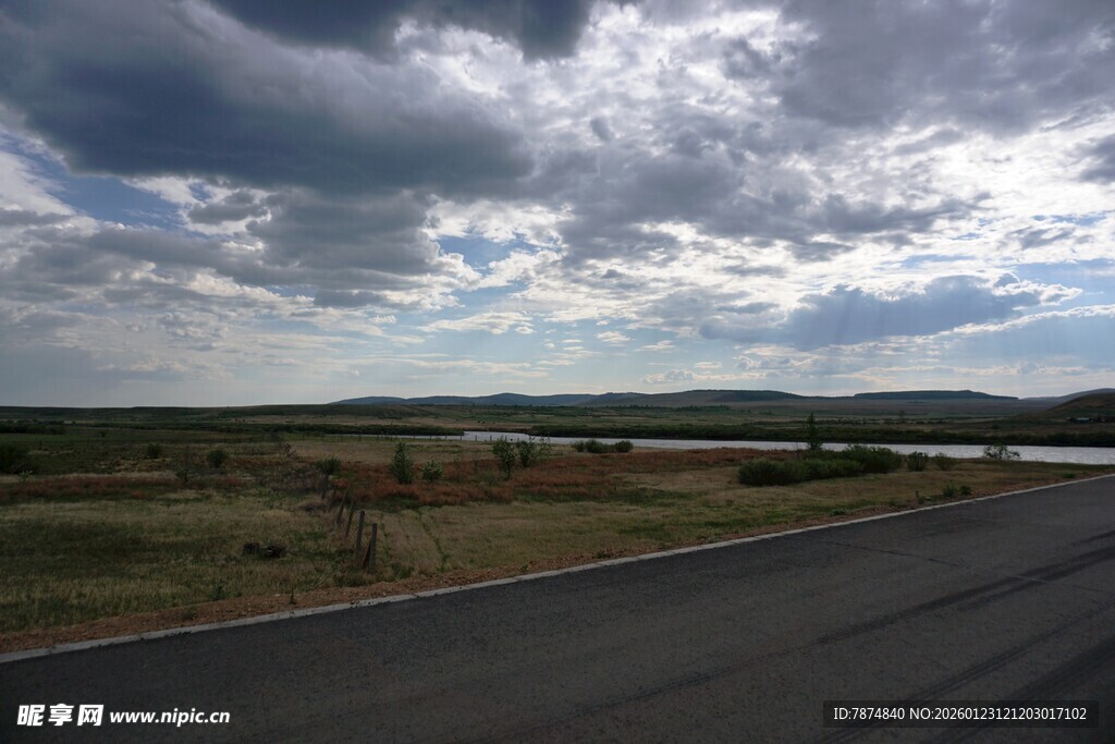 公路边的广阔天空与田野